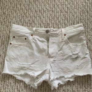 White Levi’s shorts